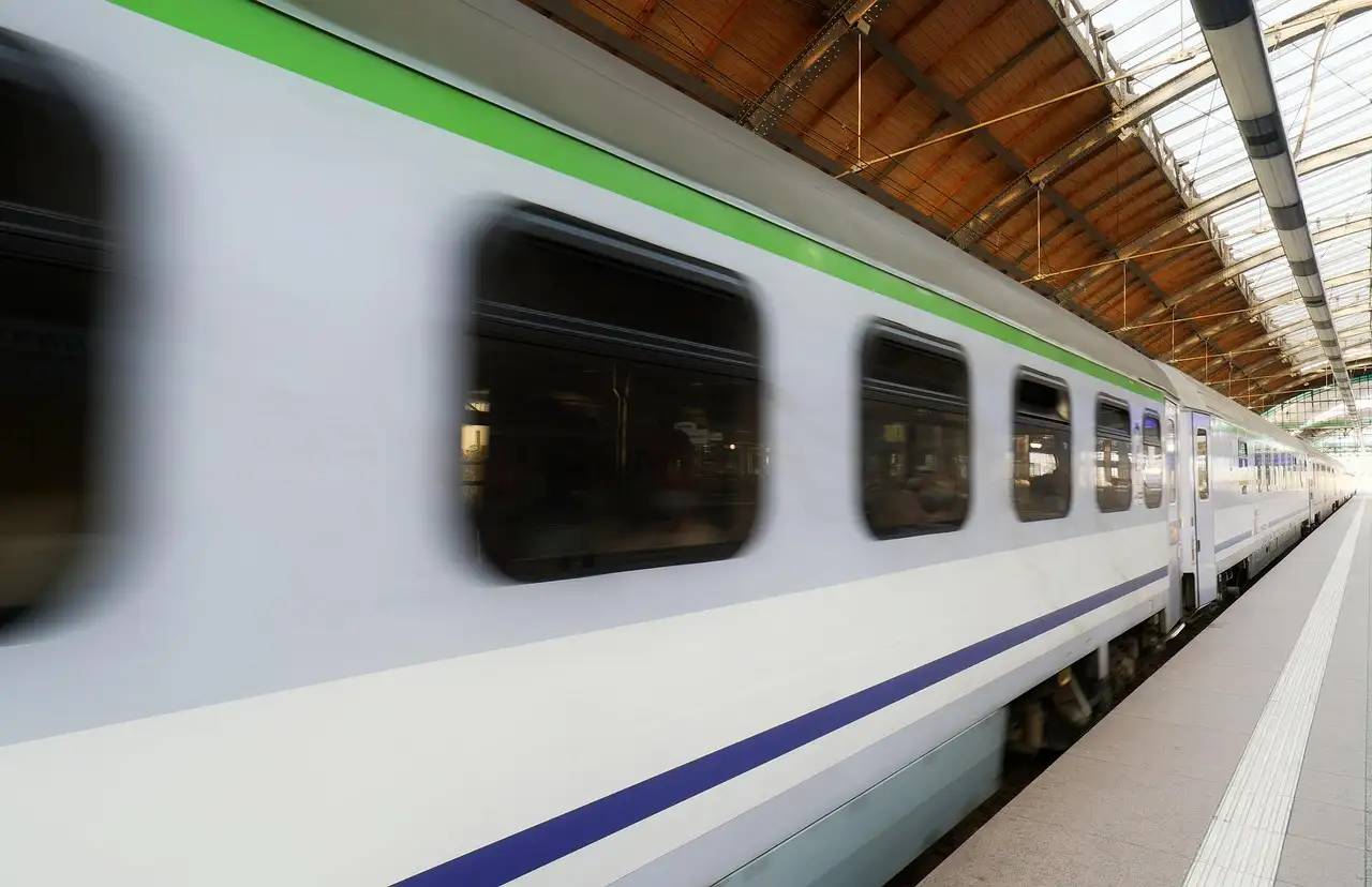 Almere Centraal Station: Informatie en verbindingen